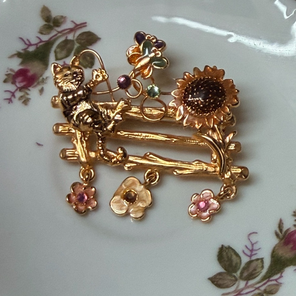Gold Tone Cat & Sunflower Floral Dangle Brooch -ā Gold